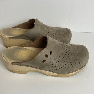 Sven Leaf Punch Spray Clogs in Beige Tan Sz 36 5 5.5 scandi granola girl hippie